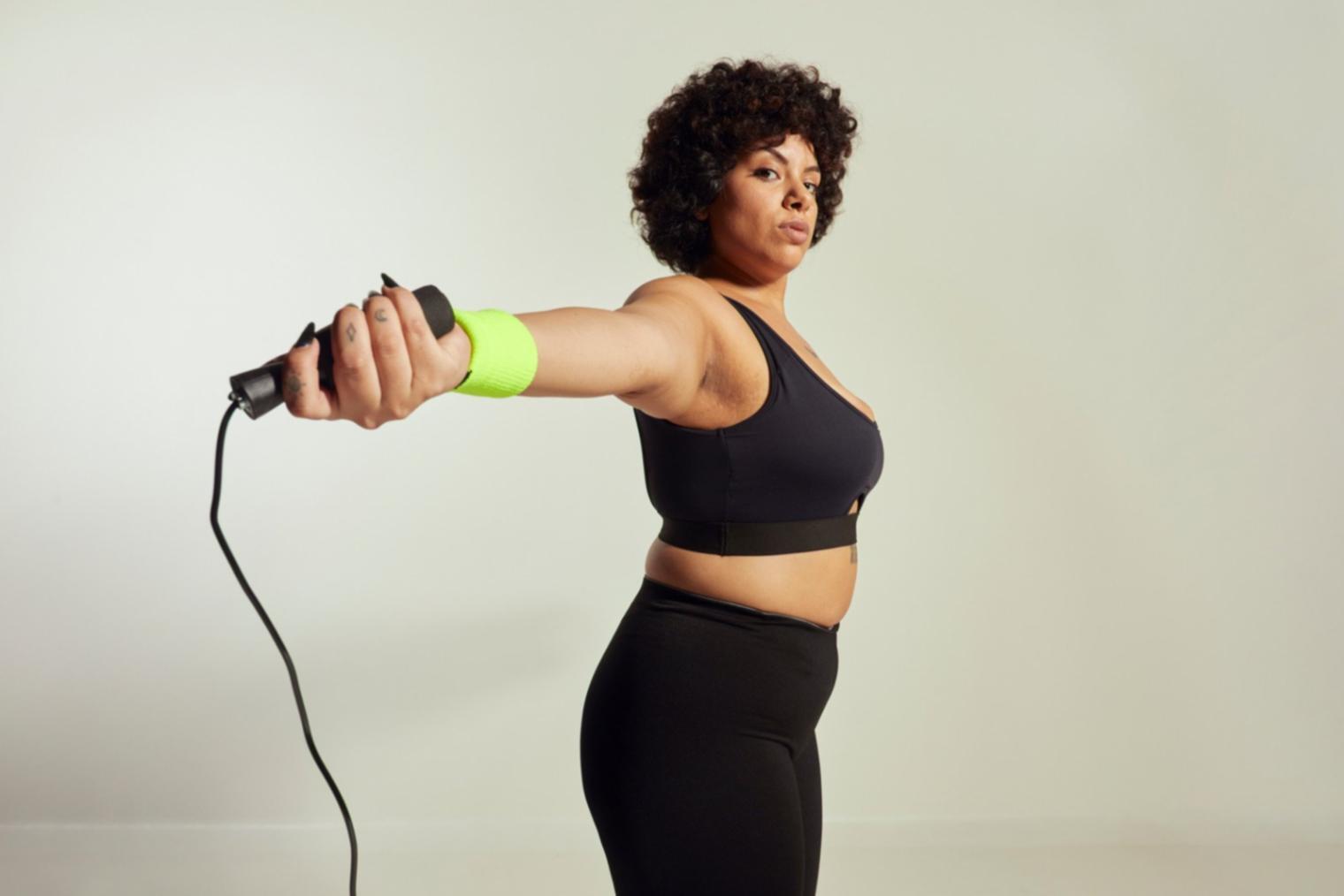 Demostración de ejercicios de movilidad y fortalecimiento corporal